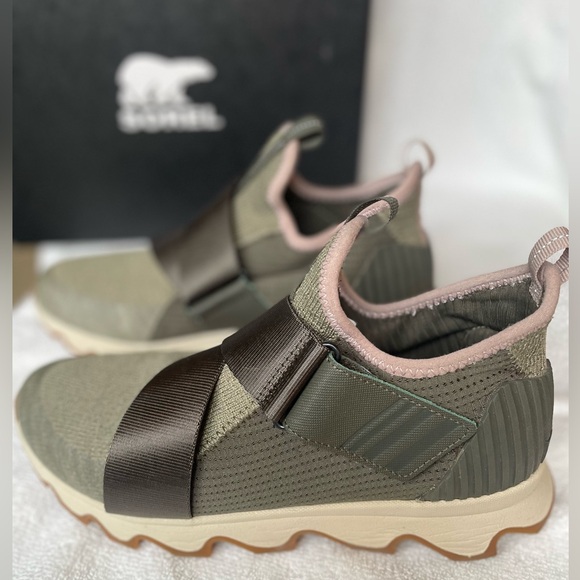 Sorel Shoes - Sorel Kinetic Sneak like new. color Alpine Tundra (army green) size 8.5